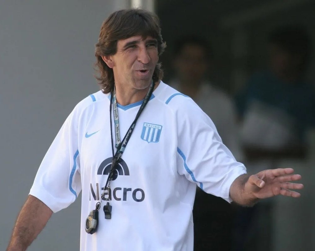 💬 "Si antes había un #RacingPositivo ahora tiene que haber un #RACING 🎓 más único que nunca. Hay que tirar todos para adelante".

🎙️ Gustavo Costas en <a href="/RacingManiacos/">Racingmaníacos</a>.