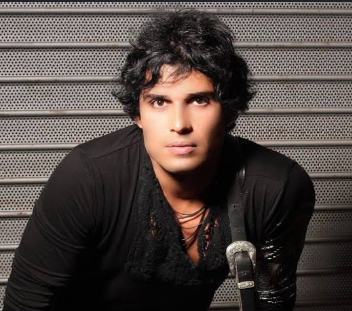 FlordelosMilag6's tweet photo. Pensé que era una broma del "día de los inocentes" pero, Pedro Suárez Vértiz dejo el plano terrenal.
Recuerdo el tema "Cuando pienses en volver" una fusión Rock/Folclore que ponía la piel de gallina a todo el que lo oyera estando lejos de La Patria...
Que descanses en paz PSV. https://t.co/K5dYh3fi9h