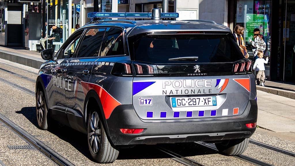 info_Paris_IDF's tweet photo. 🔴 DIRECT - Voiture de police volée à #Châtillon : "Il n'y a pas d'arme à feu dans le véhicule mais il y aurait un #lanceur de balle de défense (LBD), ainsi que des grenades lacrymogènes".

👉 Les #recherches étaient toujours en cours à minuit. (Actu17) #HautsdeSeine https://t.co/sceFIWkco0