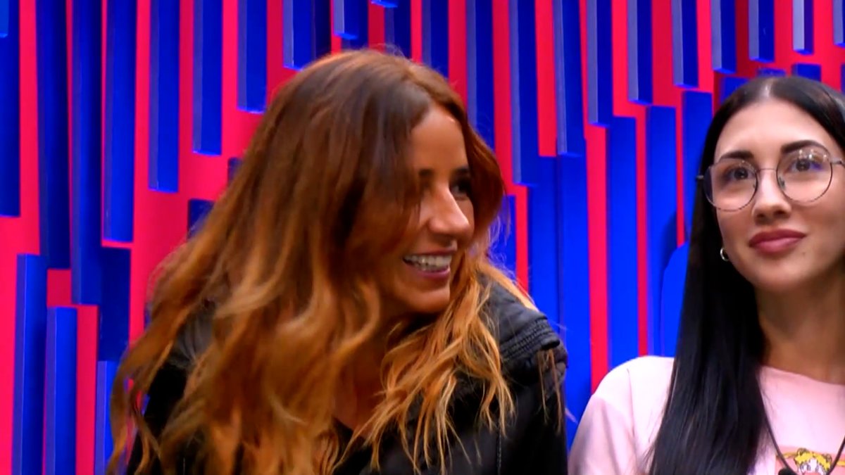 ghoficial's tweet photo. "Lo que no entendí de la manada, tres perros y un chimpa" @alexcaniggia chinchando a Laura Bozzo 😅

#GHVIPDBTFinal https://t.co/g4l3ohI7kJ