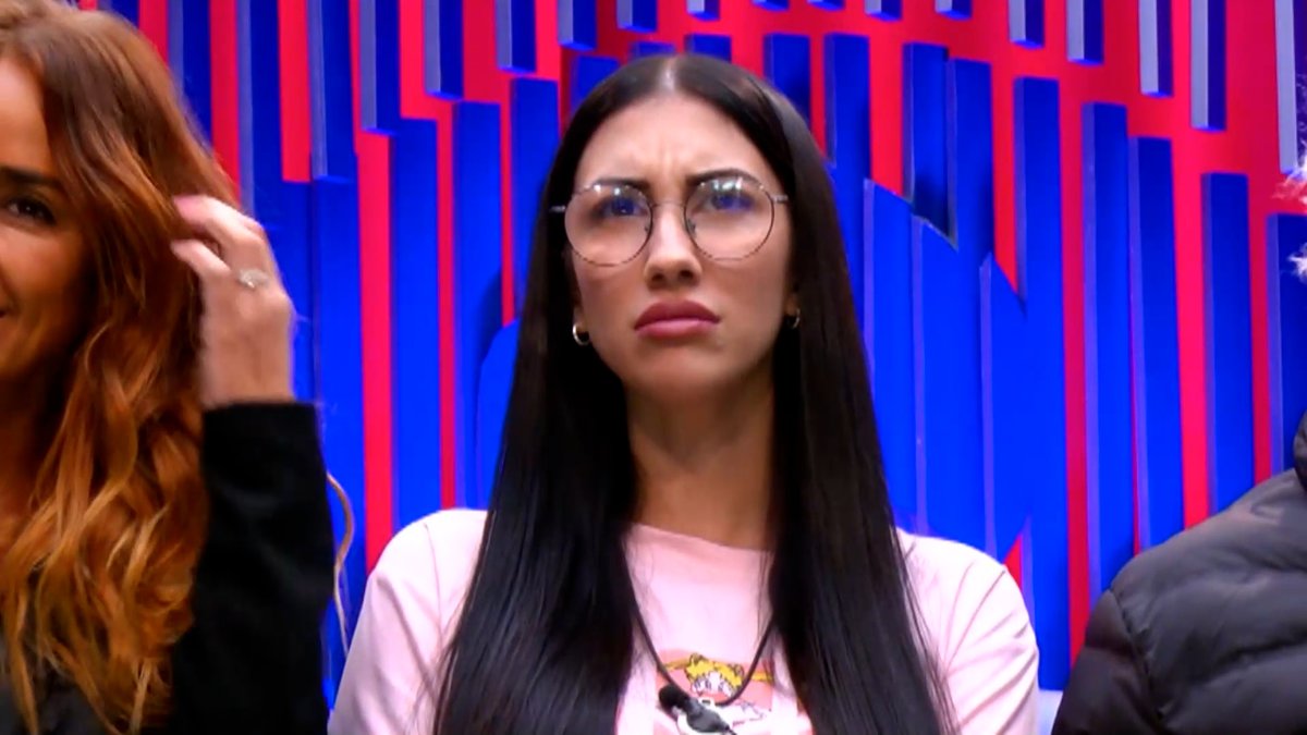 ghoficial's tweet photo. "Lo que no entendí de la manada, tres perros y un chimpa" @alexcaniggia chinchando a Laura Bozzo 😅

#GHVIPDBTFinal https://t.co/g4l3ohI7kJ