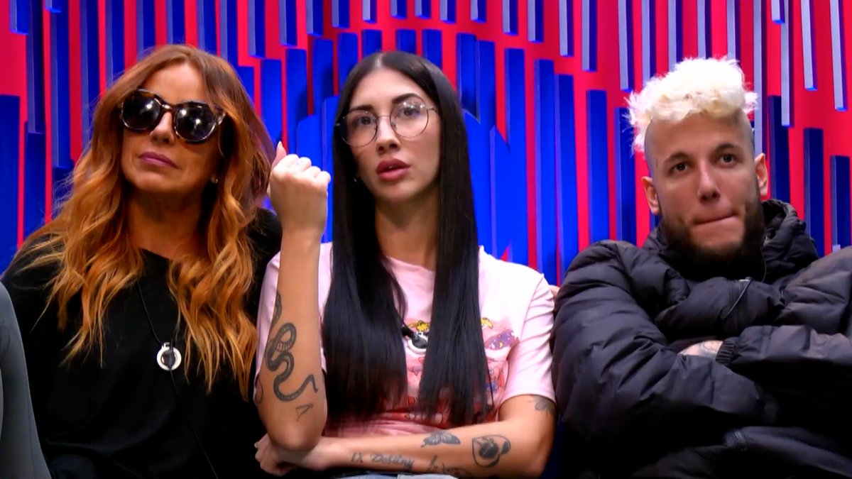 ghoficial's tweet photo. "Lo que no entendí de la manada, tres perros y un chimpa" @alexcaniggia chinchando a Laura Bozzo 😅

#GHVIPDBTFinal https://t.co/g4l3ohI7kJ