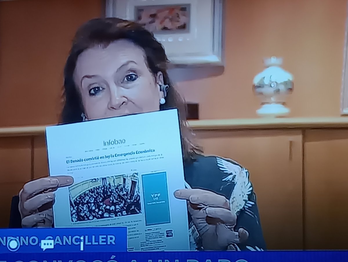 Le ponen a Diana Mondino el vídeo de la CGT llamando a un paro por dar facultades extraordinarias a Milei, los de Canal 13 chicanean y ella saca una hoja y dice, esto es de tal día, día en que el congreso dió facultades extraordinarias a Alberto Fernández 

Ella siempre lista 👸🏻