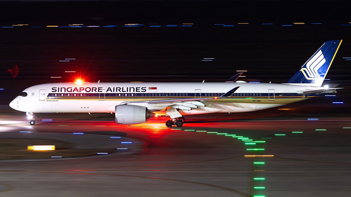 GFBAvPhoto's tweet photo. I’ll stick with the A350 theme. Singapore is one of our normal evening departures and was taxiing directly ahead of Air France. 0.3 sec for this one as well.
#IAH #KIAH #AvGeek #HoustonSpotters #HoustonPhotographer #gfb_2023 #singaporeair #a350900 #9vsmn #panningrules https://t.co/1IrPJEgvLf