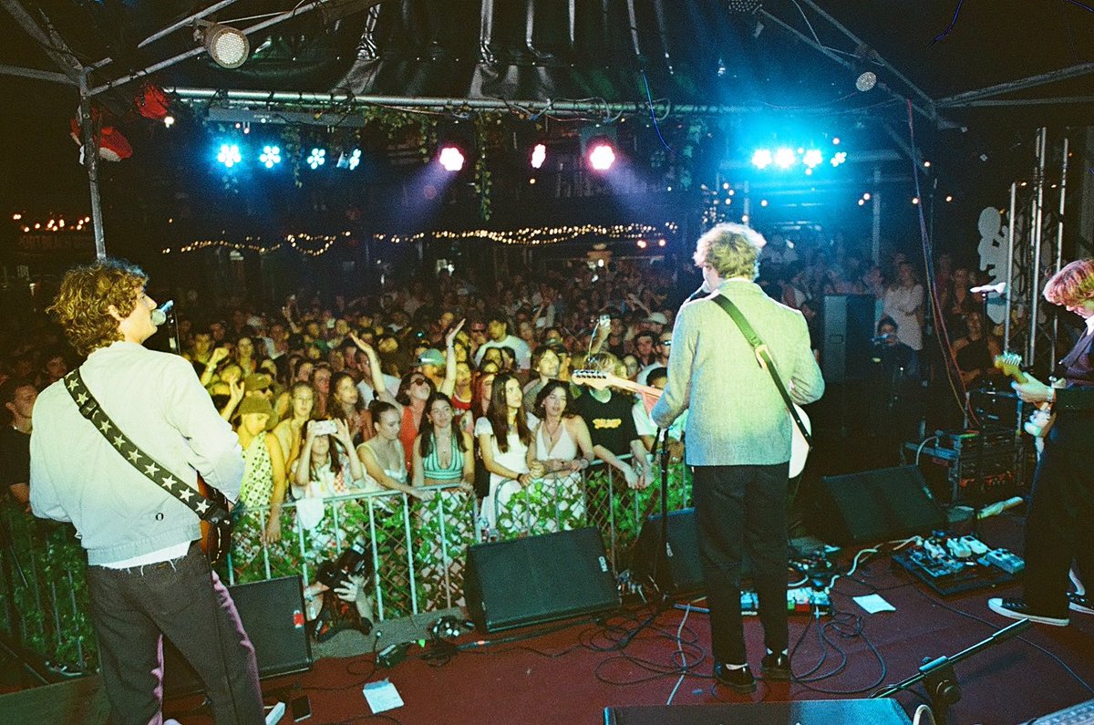 SunRoomBand's tweet photo. BYRON BAY TONIGHT 🇦🇺🇦🇺 https://t.co/J86ZCpys26 https://t.co/IkRIoTXum9