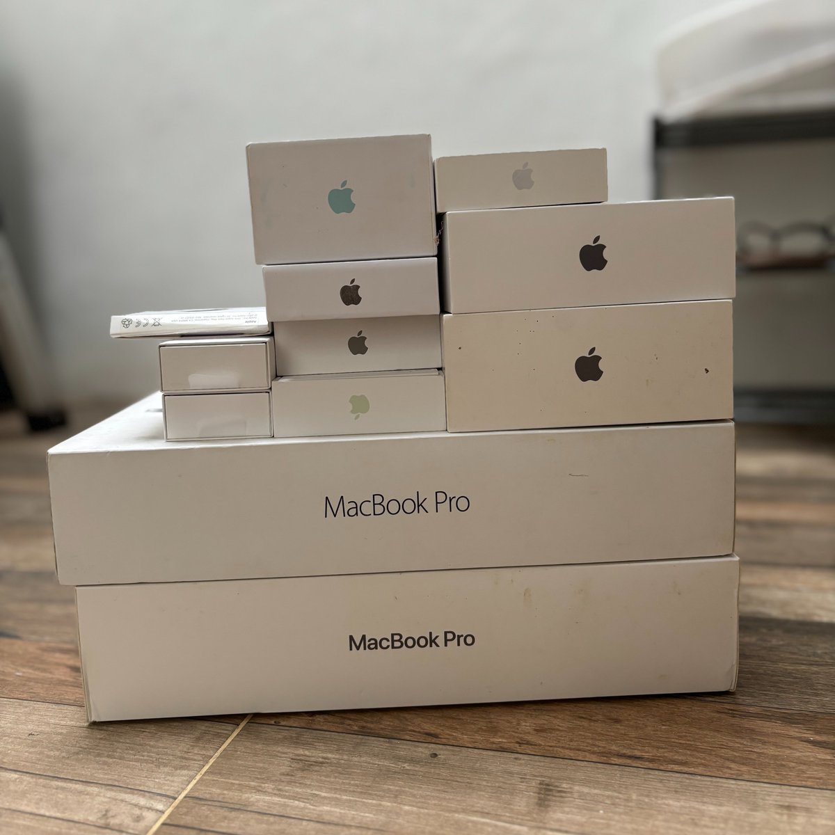 oianas_'s tweet photo. Gw saat SMA dan kuliah: Apaan Apple products tuh overpriced dan overrated.

8 tahun kemudian.. https://t.co/57gu6ih3Yn