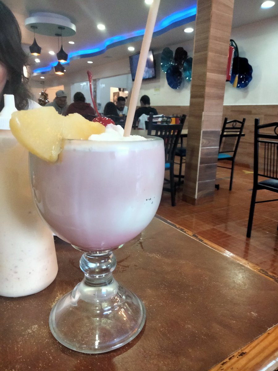Para empezar una piña colada, aquí con mi querida amiga <a href="/LuzMaria_Nava77/">LuzMaria</a>  festejando la compra de boletos para ver a nuestro <a href="/pedro_fer/">Pedro Fernández</a>  #TeDoyLaVidaTour