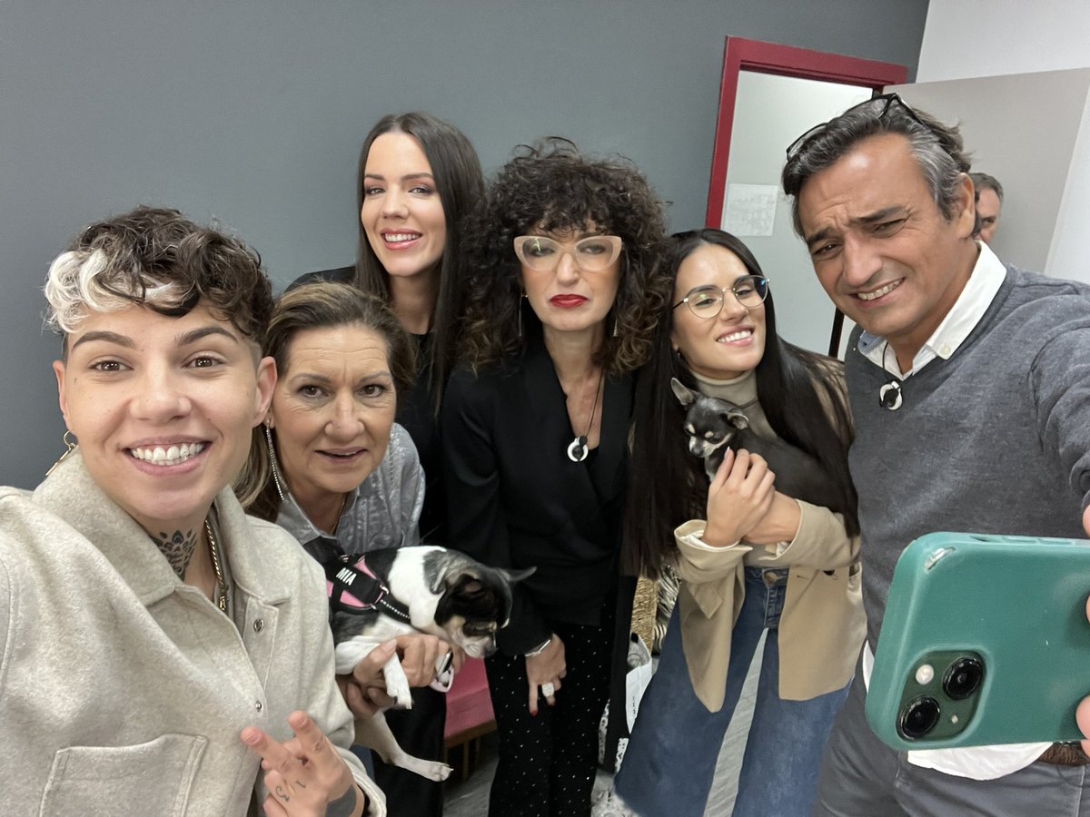 Realitero's tweet image. Y por último, quiero darle de nuevo las gracias a los familiares del team naranja por poner en la palestra a la Jessi.
Gracias a ellos pudimos sacarla 🧡 #GHVIPDBTFinal