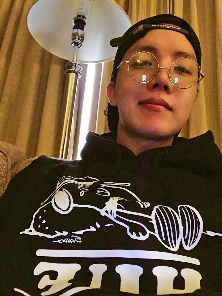Hobi_twt_7's tweet photo. 안녕하세요 ARMY 여러분, 좋은 아침입니다. 💜💜
너무 보고 싶어요 🫰🏻🥺 https://t.co/oQwHBu5pSW