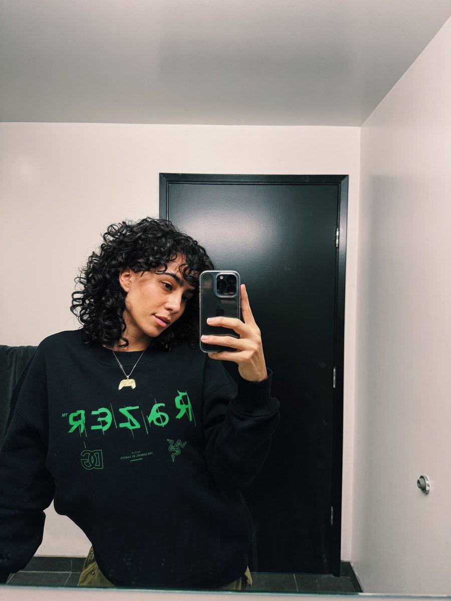 _modelmorg's tweet photo. huge s/o to @Razer @dolcegabbana &amp; @nessfps for the care package! 💚 https://t.co/WT6CIsmbq2