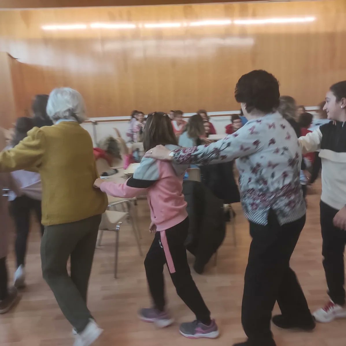 Hoy hemos preparado una actividad muy divertida.
Un BINGO musical intergeneracional.
No ha faltado el cante,el baile y muchas risas.
Los grupos formados por niñxs y mayores tenían que señalar en su cartón la canción que sonara
😊😊😊👏👏👏
Ayuntamiento de Carbajosa de la Sagrada