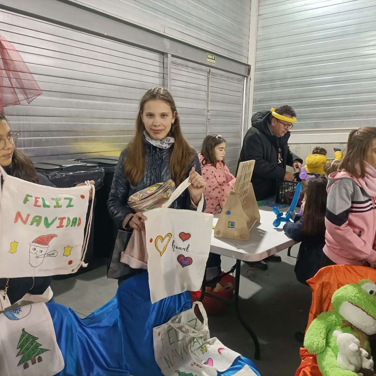 Está tarde  los niños y niñas nos  hemos movido unidos por la solidaridad ,a través de una feria con regalos, adornos navideños,sobres sorpresa, globoflexia, Pintacaras, tatuajes y juegos...
Una jornada cuya recaudación va para el Comedor de los Pobres de Salamanca.