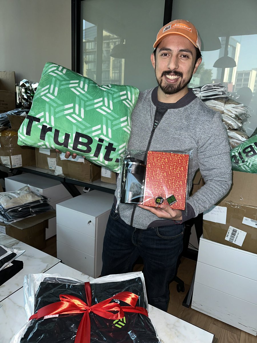 cryptomata_'s tweet photo. Voy a regalar 5 kits de #crypto Merch 

Para participar siguenos @cryptomata_ y @TruBit_Latam da RT y LIKE 🧡 y etiqueta a 3 amigos, ganadores en 6 horas https://t.co/Ni2c3YRCZT