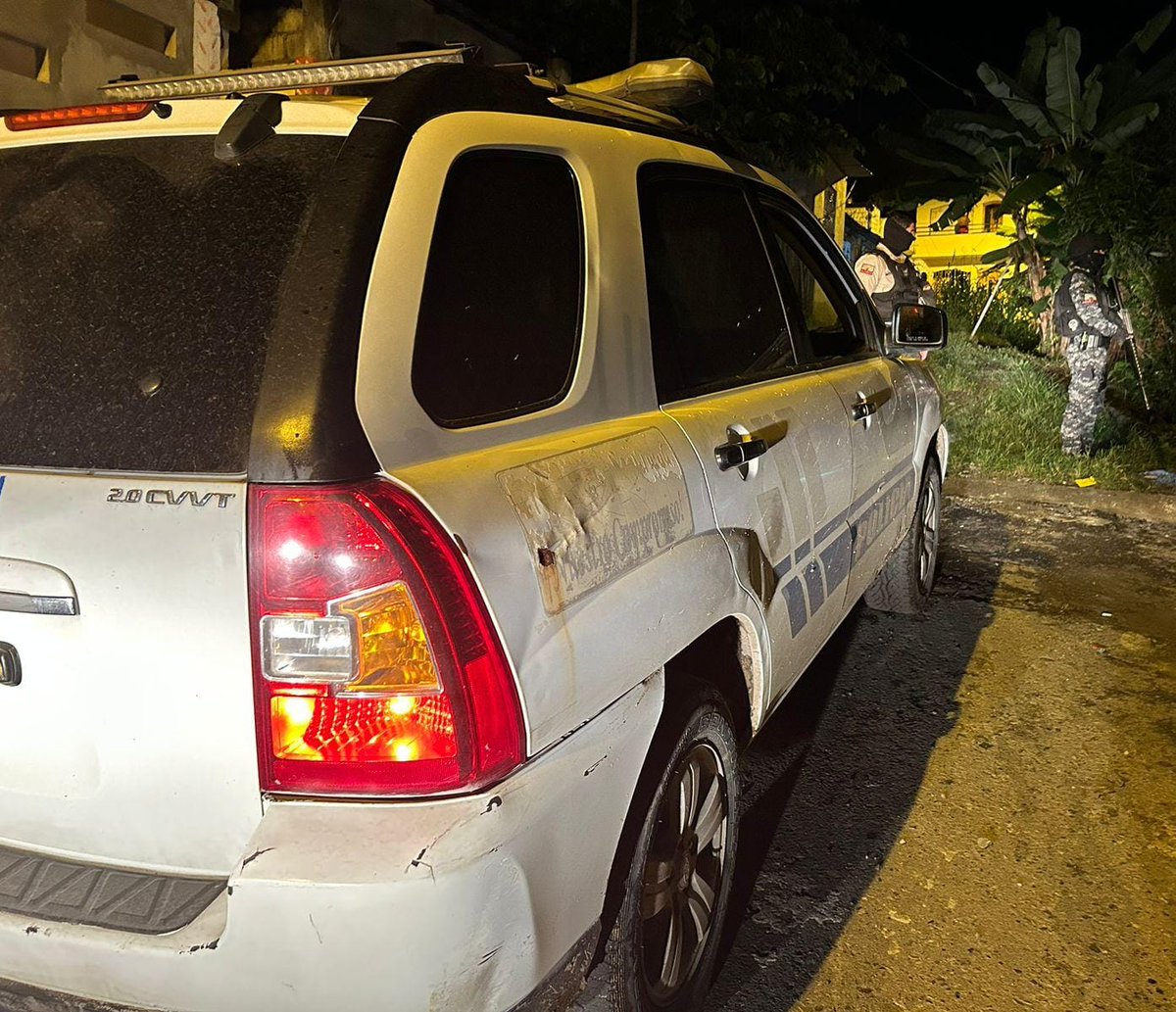 PoliciaEcuador's tweet photo. LAMENTAMOS INFORMAR||

El fallecimiento del compañero #CboSEnriqueTupiza, quien al encontrarse atendiendo un auxilio al ingreso del barrio Divino Niño en Quinindé, #Esmeraldas, fue atacado por sujetos armados a bordo de una motocicleta, quienes propinaron disparos contra el patrullero. 

Unidades policiales ejecutan un operativo especial para dar con los responsables de este vil hecho, que enluta a la familia policial.

Noticia en desarrollo...