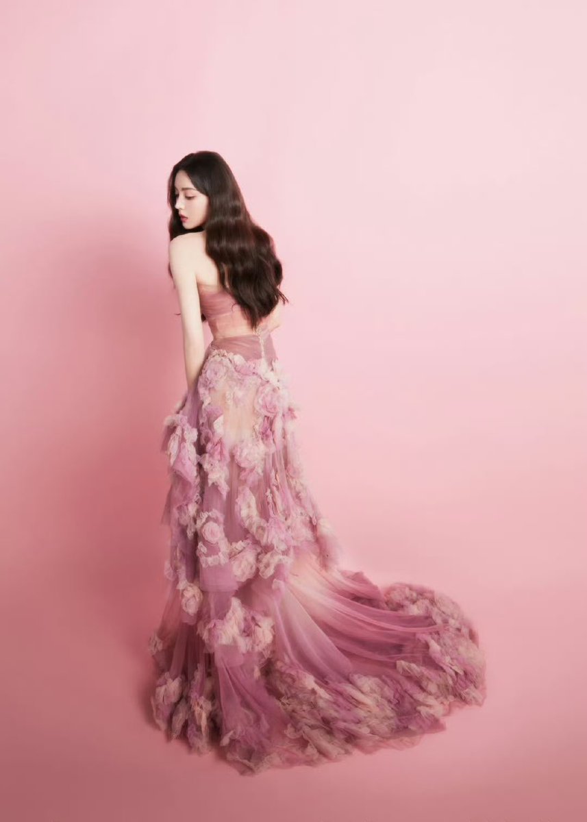 aday27aday's tweet photo. สวยมากกกกกกกกก ชุดนี้อาทิตย์ที่ไปอัดทำคนแตกแตนสุดๆ สวยจึ้ง! แม่สาวขึดกุหลาบของวีนัสสสส🌷🌹🪷🌾🍃💖✨
#火星情报局 #MarsIntelligenceAgency
#gulinazha #กู่ลี่น่าจา #古力娜扎 https://t.co/vPTyKhNhSk