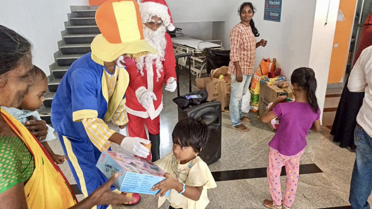 “Christmas is not as much about opening our presents as opening our hearts. It’s about generosity, kindness & we carry these values within us, through the year. Santa and his clown spreading festive cheer at the paediatric ward of a deserving hospital. #chennaivolunteers