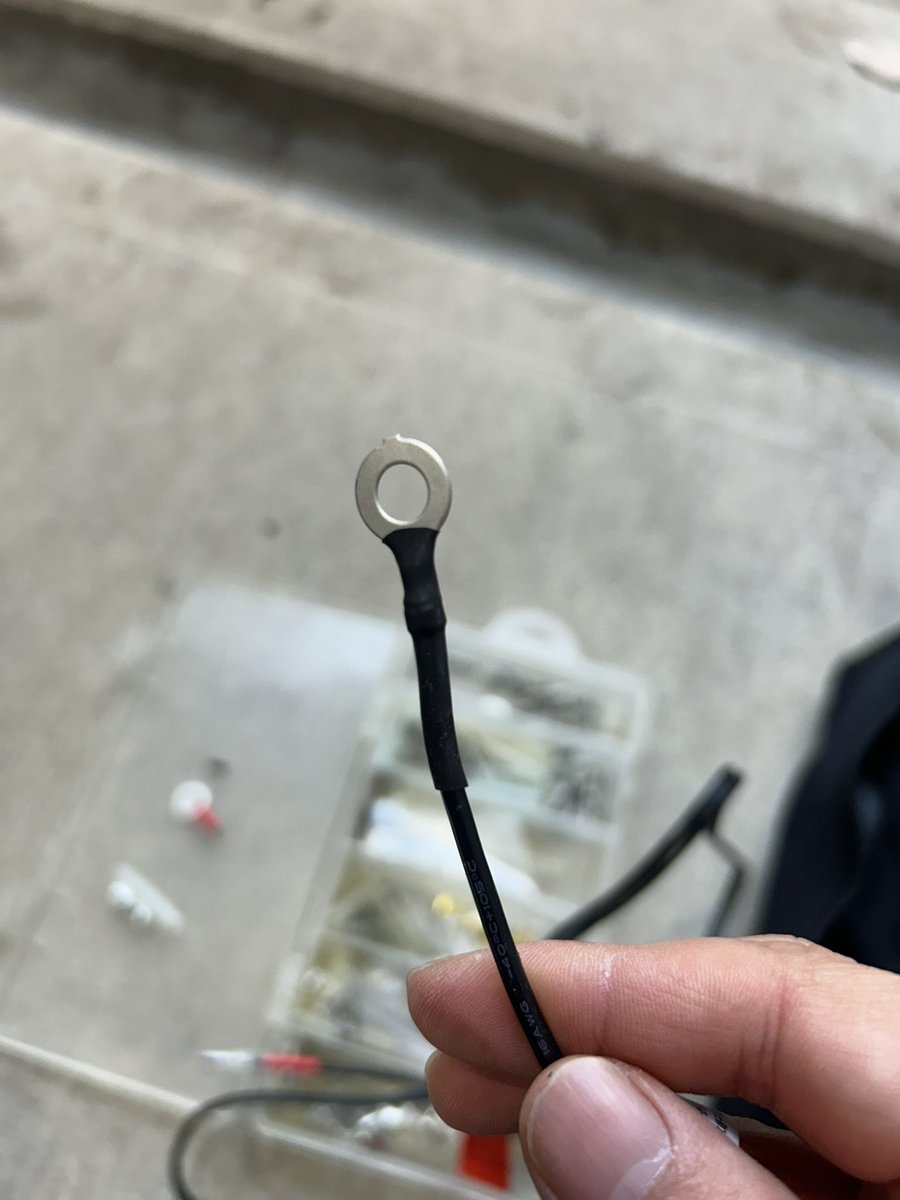 Camtoubiyori's tweet image. 朝から電熱用品の配線🥶
@DAYTONA_JP のD-UNITにはアイ端子接続部があるから楽ちん♪と思ってシート開けたら既に使ってた😅
しかもヒューズ容量2A🙄
とりあえず丁寧に端子加工して7.5Aの場所に接続完了❗️便利✨

デイトナさん、合計容量同じなら、ヒューズ差し替えても大丈夫なんでしょうか？
#Dunit