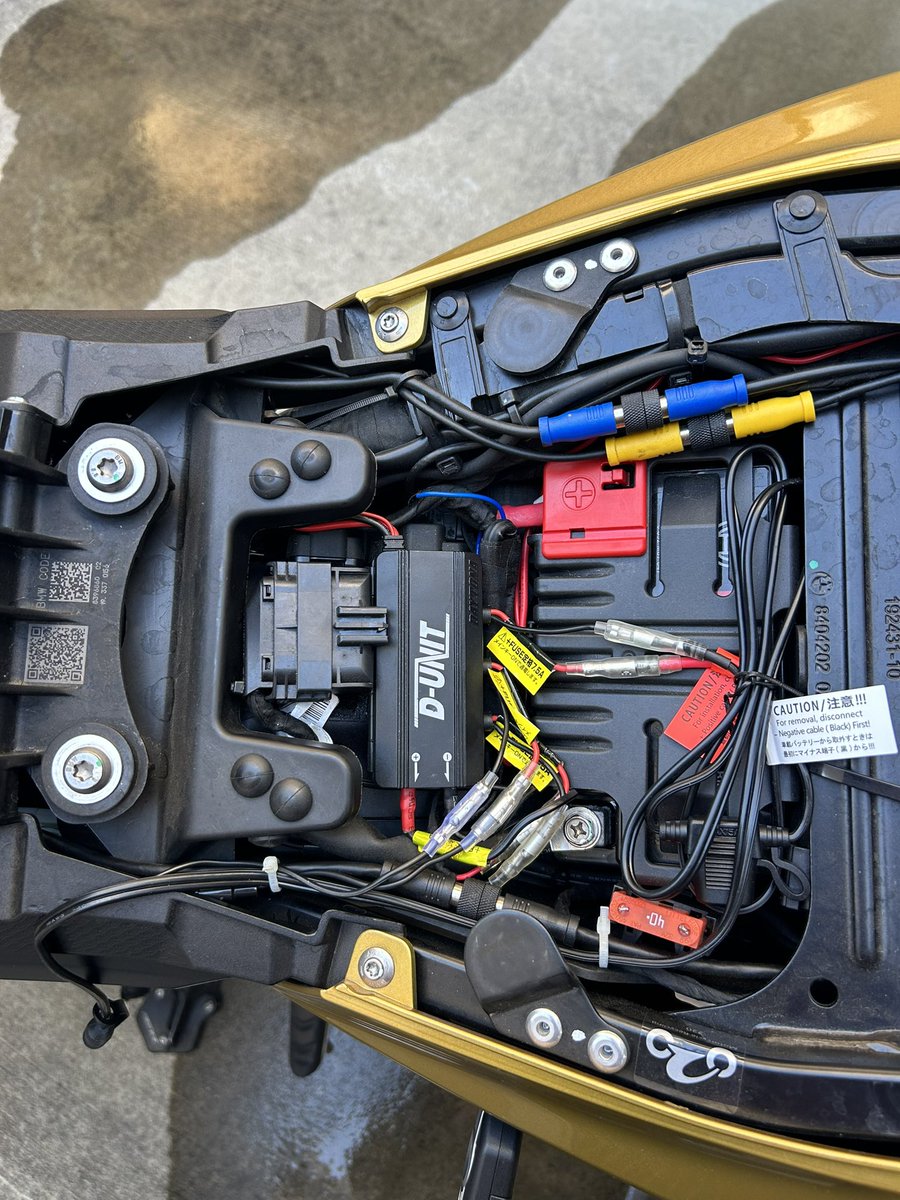 Camtoubiyori's tweet image. 朝から電熱用品の配線🥶
@DAYTONA_JP のD-UNITにはアイ端子接続部があるから楽ちん♪と思ってシート開けたら既に使ってた😅
しかもヒューズ容量2A🙄
とりあえず丁寧に端子加工して7.5Aの場所に接続完了❗️便利✨

デイトナさん、合計容量同じなら、ヒューズ差し替えても大丈夫なんでしょうか？
#Dunit