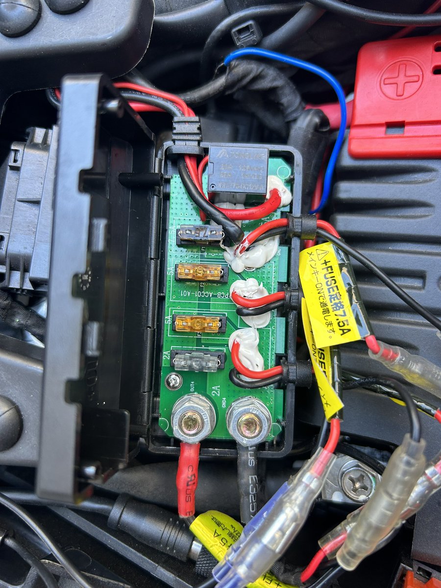 Camtoubiyori's tweet image. 朝から電熱用品の配線🥶
@DAYTONA_JP のD-UNITにはアイ端子接続部があるから楽ちん♪と思ってシート開けたら既に使ってた😅
しかもヒューズ容量2A🙄
とりあえず丁寧に端子加工して7.5Aの場所に接続完了❗️便利✨

デイトナさん、合計容量同じなら、ヒューズ差し替えても大丈夫なんでしょうか？
#Dunit