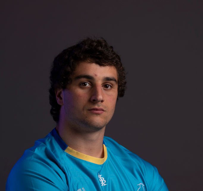 AWairaldi's tweet photo. ‘La Sociedad de la Nieve’ tiene como uno de sus actores al ex jugador de Los Teros Agustin Della’Corte. 

De Mundialista en la RWC de Japón 2019 a actor en 2023.

Representa el personaje de Antonio Vizintín. https://t.co/8KfLBrXiIS