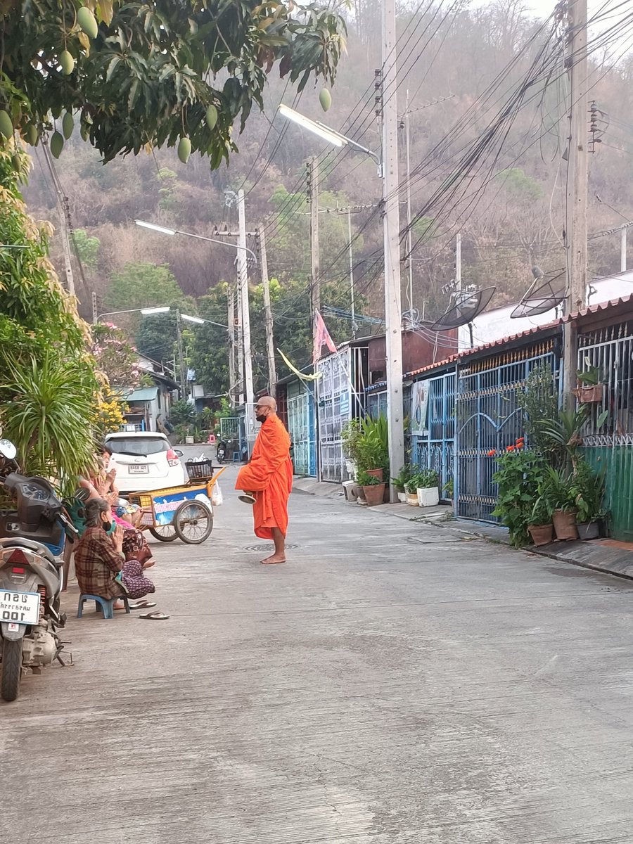 Yingnuij_zaza's tweet image. ตื่นมาเช้านี้🌅🏞️
ตักบาตรยามเช้ากับหลวงตา 🙏🙏🙏
☆ศุกร์นี้☆🩵💙
　┏┓┏┓｡･ﾟﾟ･｡｡ﾟ☆
　┃Ａｐｐｙ Friday
　┃┏┓┃♡･*:..｡♡*ﾟ
　┗┛┗┛
♡🩵💙..
#ท ำ อ ะ ไ ร อ ยู่ อ ะ ไ ร อ ยู่ ที่ ไ ห น ข อ ใ ห้ มี ค ว า ม สุ ข ค่ะ
.....  .....  .....  .....  .....  ......