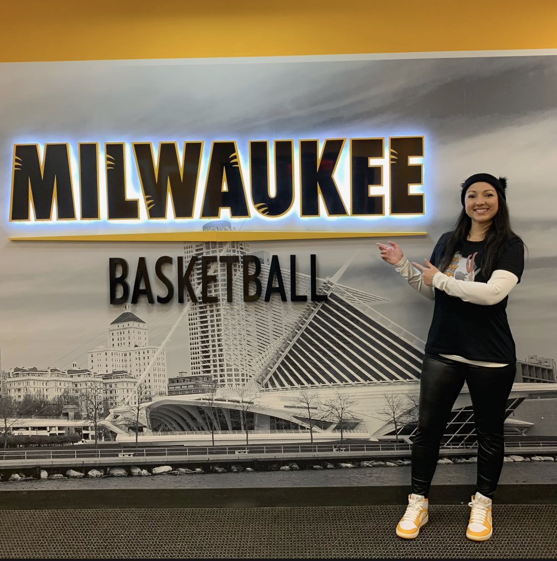 Had a great tour of Milwaukee’s awesome new facilities and incredible time watching practice in preparation for the #HLMBB opener tomorrow 🎉🏀 

Appreciate the time, opportunity and warm hospitality @Mwinans15 & @MKE_MBB. Let’s get this dub! 

#MKEbasketball #ForTheMKE