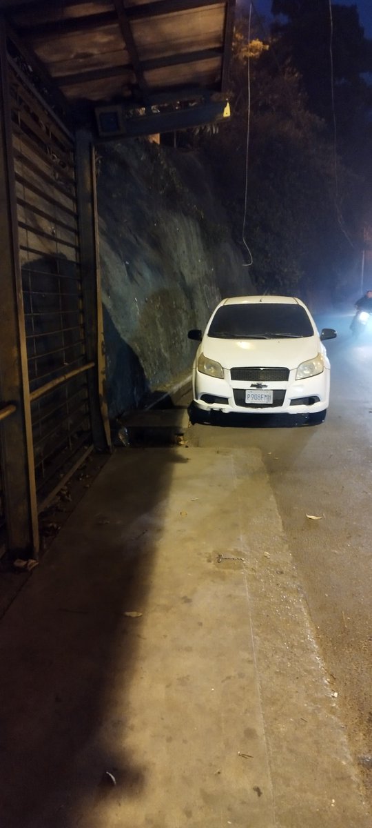 El_Hans18's tweet photo. @PMTMuniGuate @amilcarmontejo aclarando que no hay línea roja y no hay parqueo cerca no estoy estorbandole a nadie ni impidiendo el paso cuyo caso también se están apropiando de lugares públicos colocando masetas y bancas para que no podamos estacionar pero a mí me colocan eso https://t.co/sIUtMpeyvA