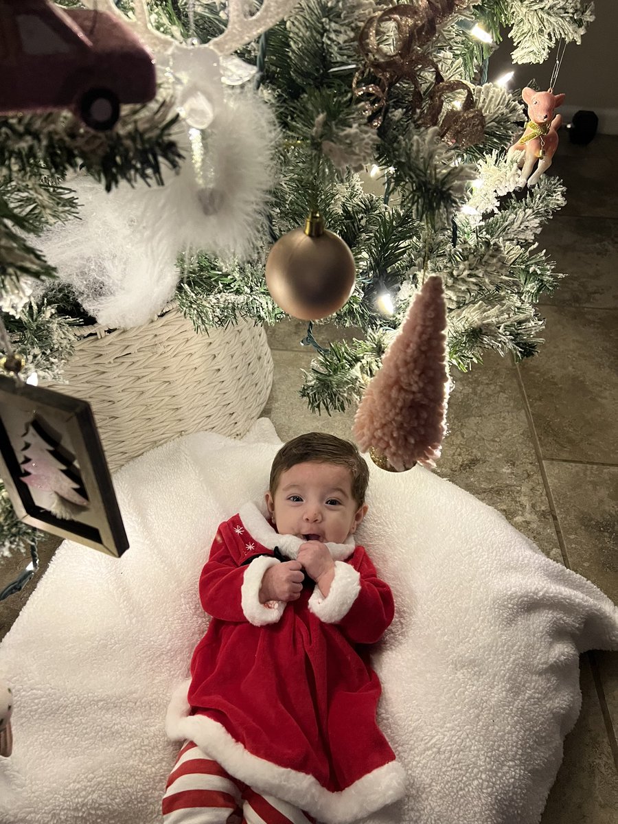 my happy girl is 3 months today 💚🤍❤️