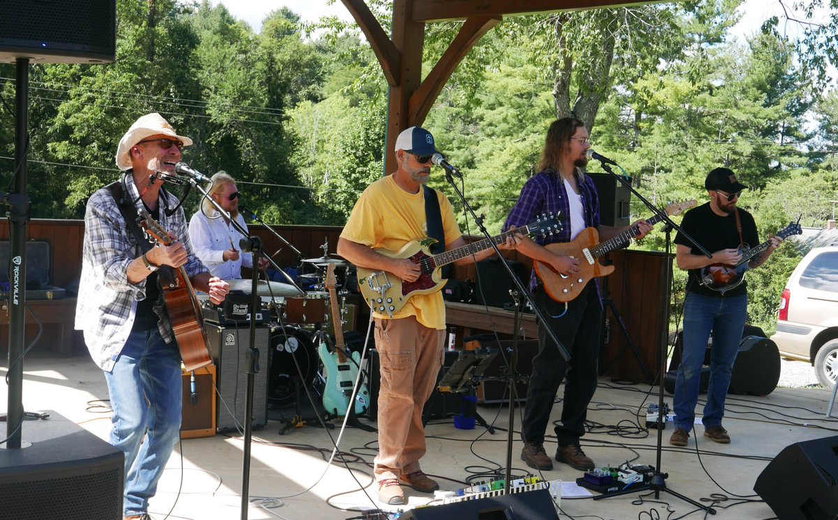 robdickens101's tweet image. Low Brow Collective, Floyd Market, Floyd Virginia - Sep 23 #lowbrowcollective #floydva #floydcountyva #grassrootsmusictour #listeningthroughthelens