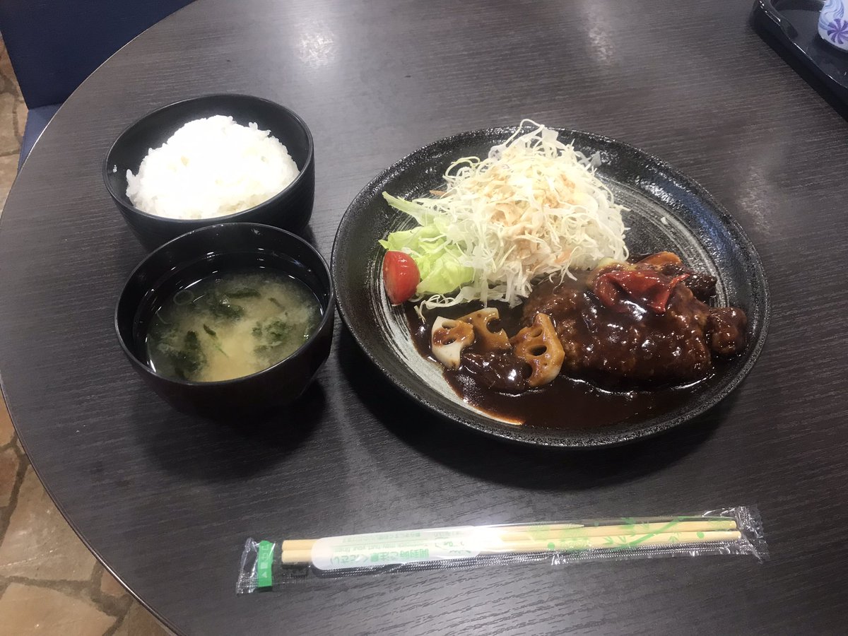 keichang1965's tweet photo. 朝食。
熊野牛の手ごねハンバーグに、牛すじと野菜を煮込んだソースがかかった定食。
モーニング100食限定で500円！
#南紀白浜とれとれ市場
#カフェとれとれ
#モーニング定食
#温泉独り旅 https://t.co/tnWNQ4jFQu