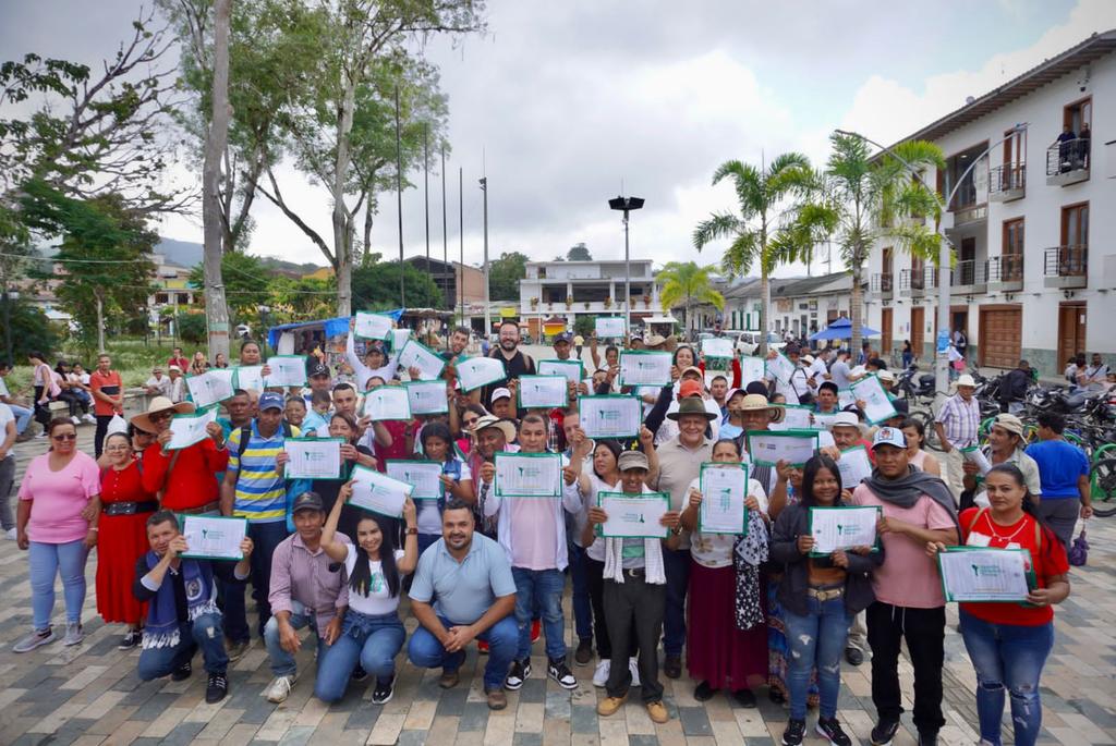 ¡La Navidad llegó a Amalfi, Antioquia, con títulos para 102 familias campesinas! Formalizamos 1.858 hectáreas 📌 a pobladores rurales llevan hasta 3 décadas ocupando estos predios, dedicados a la agricultura y la ganadería. 

Seguimos impulsando la #ReformaAgraria