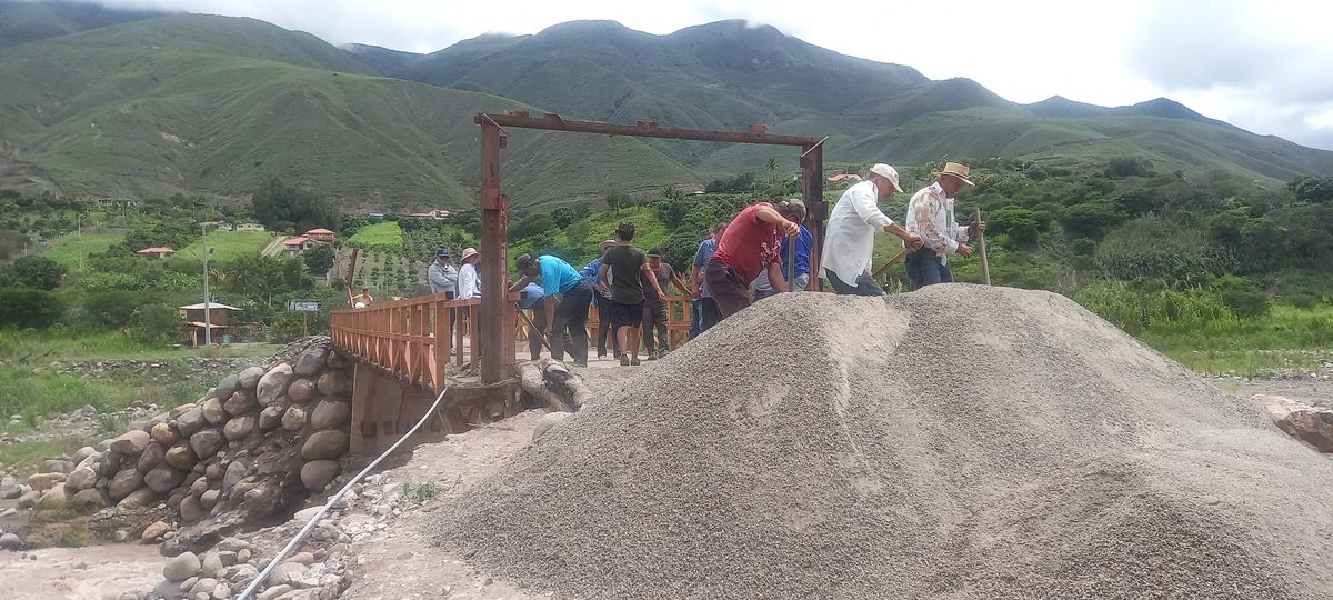 emprefutbol's tweet photo. @tomebamba Habitantes de Sulupali Grande realizan obras por su cuenta para arreglar el daño del puente https://t.co/IgrFBJJmBi