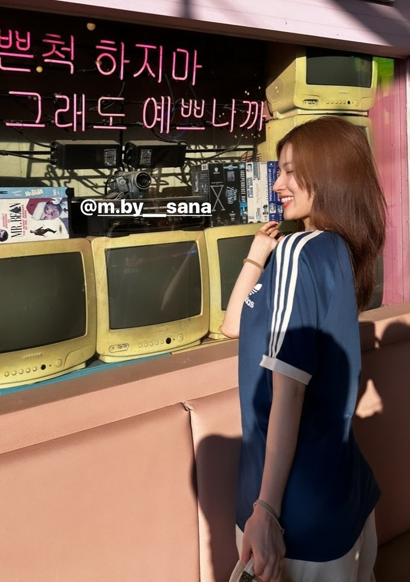 sanathinking's tweet photo. gf material sana https://t.co/KuxNprZKou