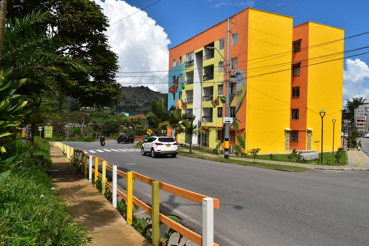 🌈🧡🏨🌅🌻🎨| El Peñol estrena majestuosos murales de bienvenida a su zona urbana 

La Alcaldía ‘Todo por mi gente’, junto a la Fundación Pintuco, realizó la entrega del proyecto de murales en Quintas de la Fénix.