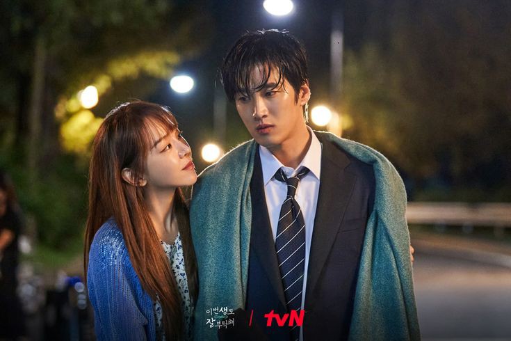 marmalad3_'s tweet photo. 8. SEE YOU IN MY 19TH LIFE

Pasangan gemas berikutnya. Definisi "akan kucintai kamu secara ugal²an".
Genre Romance Fantasy, mistery. Ceritanya unik sih ini.
Ban Ji Eum (Shin Hae Sun) memiliki kemampuan yg tak biasa, dia bisa mengingat kehidupannya di masa lampau (kehidupan sebelum reinkarnasi). Dari kehidupan pertamanya (sekitar 1000th lalu), sampai kehidupannya yg ke-18. Usianya 13th saat itu, di kehidupan ke-18 dia dipanggil Yoon Ju Won. Juwon bertemu dengan anak cowok berusia 10th, bernama Moon Seo Ha (Ahn Bo Hyun), anak dari sahabat ibunya. Merekapun bersahabat dan saling suka (cinta monyet). Namun suatu ketika, Ju Won meninggal dunia. Sebelum meninggal dia berjanji akan menemui Seo Ha di kehidupan selanjutnya. Juwon terlahir kembali di kehidupan 19 sebagai Ban Ji Eum. Di kehidupan 19 itu dia berusaha mencari Moon Seo Ha seperti janjinya. Pokoknya cerita kehidupan masa lampau Ji Eum nantinya saling berkaitan dg Seo Ha. Ada plot twist tak terduga juga. Ada mix cerita sageuk, tapi gak banyak.
Di sini Shin Hae Sun agresif bgt ngejar cintanya ke Ahn Bo Hyun. Mana Ahn Bo Hyun cakep bgt di sini jadi softboy. Mbak Hae Sun, tetep jadi cegil ygy. Specialis keknya.

Rate: 8,5/10