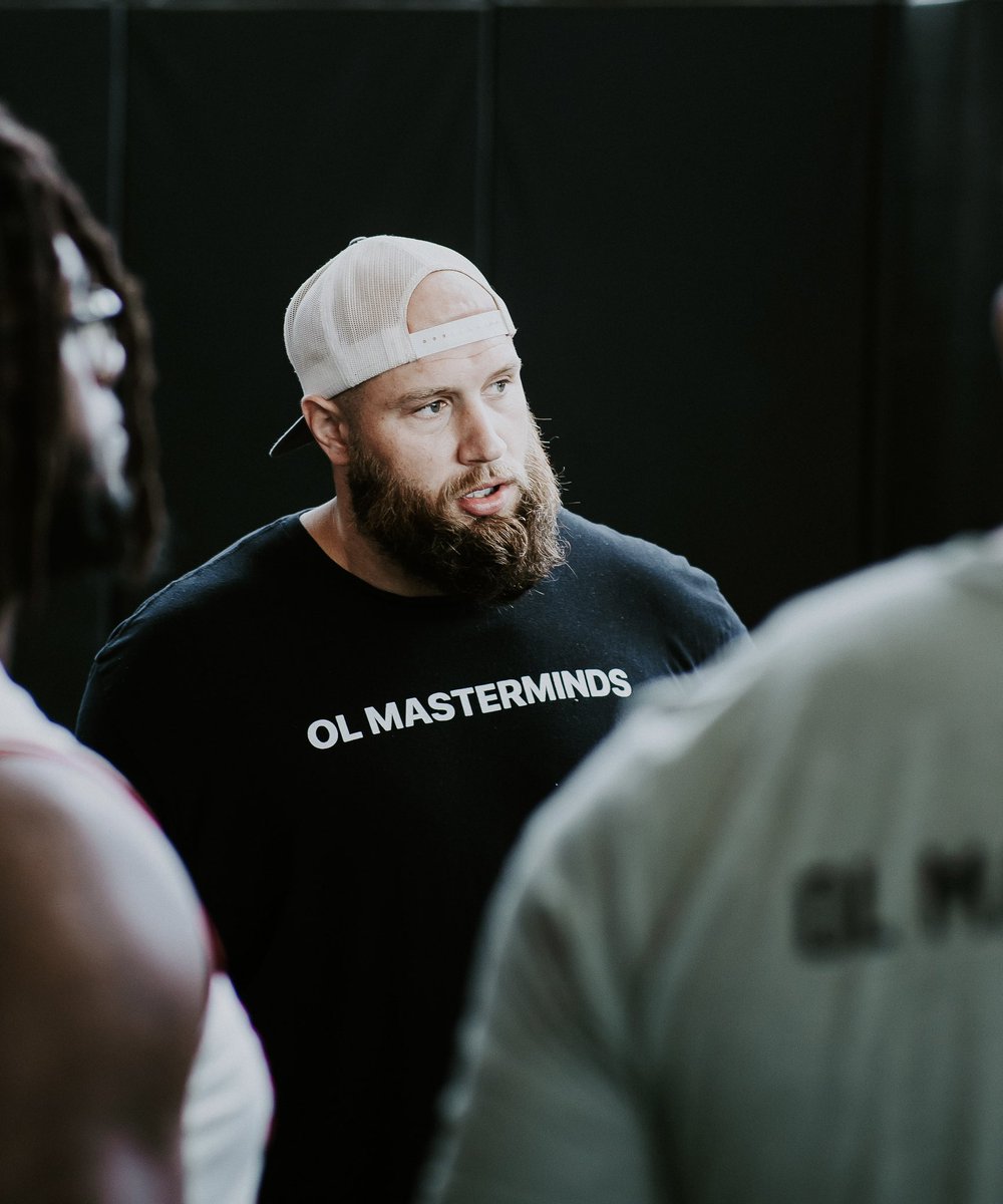 🚨All OL- youth, HS, college, pro🚨 

RT to help support our own @lanejohnson65 &amp; his Walter Payton Man of the Year nomination! Let's show’em what O-Line pride is all about 🦾

A few lucky winners will be selected for exclusive gear &amp; app access!

#WPMOYChallenge @lanejohnson65