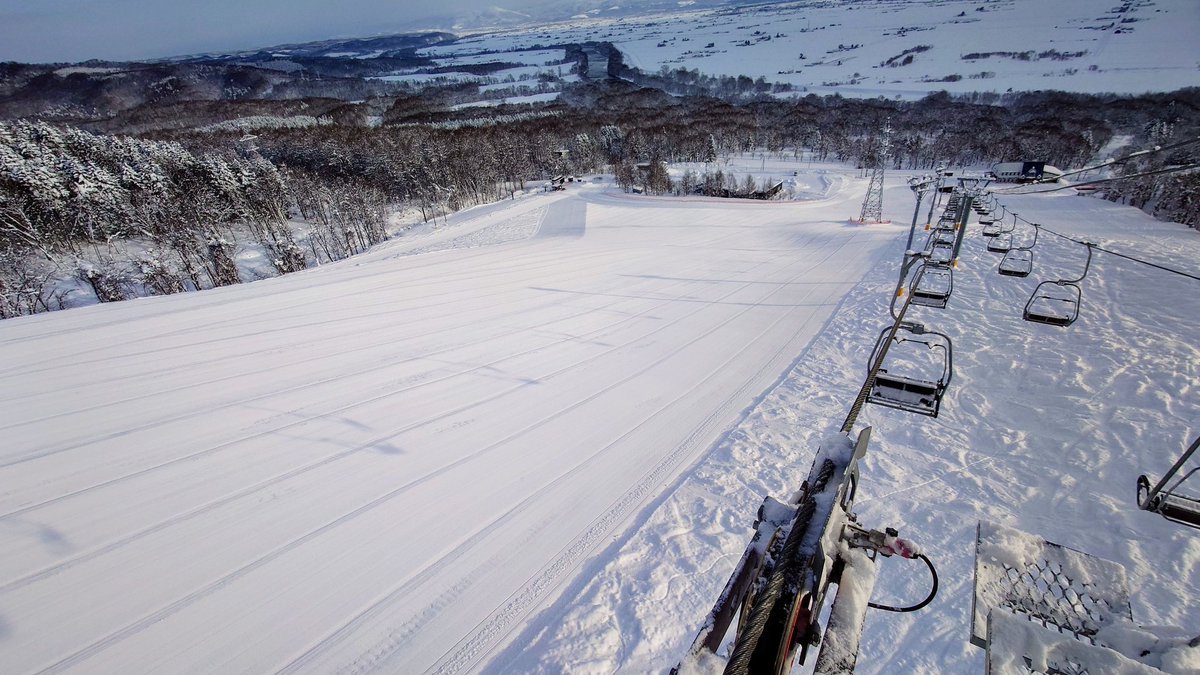 hinata_ski's tweet photo. 12/29(金)　曇　-4℃　積雪105cm
24時間降雪量15cm

���雪ファンの皆様お待たせしました！
本日はピステンバーンが素晴らしい😁

ファーストトラックを刻めるお客様が羨ましいです。

柔らかパウダーもありますが、センターコース等は滑走跡で初心者泣かせかもしれません😅

お待ちしております！ https://t.co/6OCNdz2z5h