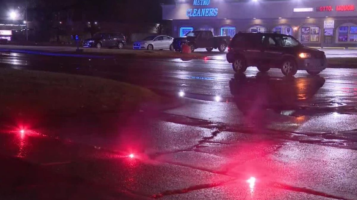 Pedestrian hit and killed while crossing Harper in Clinton Township fox2detroit.com/news/pedestria…