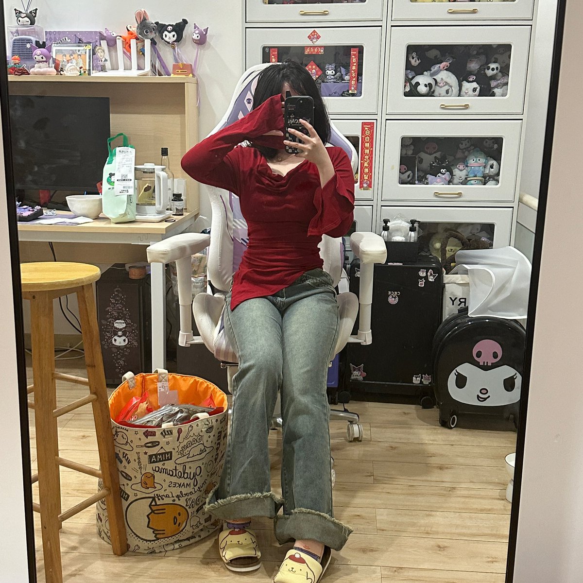太怪了 这件衣服和我的身体很适配 
和我的脸不是一个图层的 
我顶着一个小学生的脸穿大姐姐的衣服 https://t.co/bh49RK4JsU
