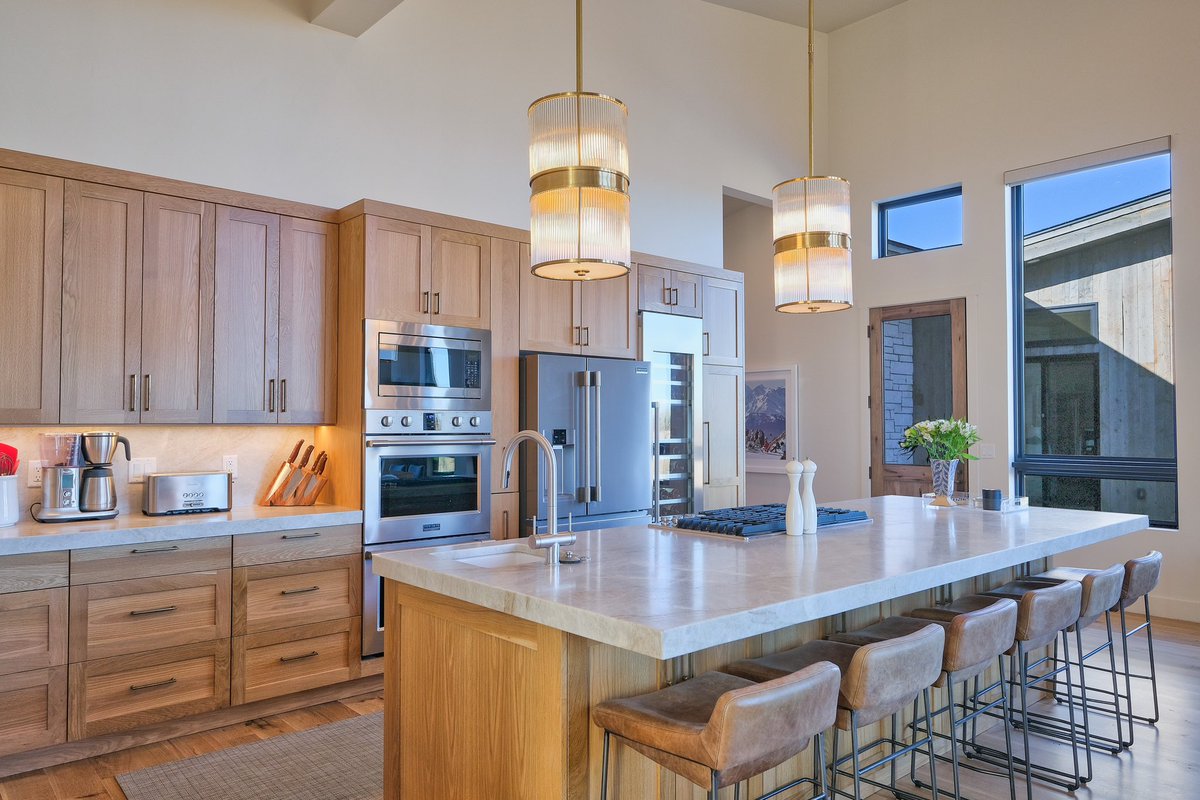 DoyleDawes's tweet photo. Our newest listing in Victor, Idaho, is a beautiful modern mountain home that offers views of the Teton Range and is within close proximity to world-class skiing, hiking, fly fishing, rafting, and more.
Learn more about this home at the link in our bio. https://t.co/yF8HYBDBFG