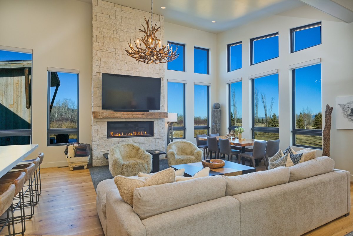 DoyleDawes's tweet photo. Our newest listing in Victor, Idaho, is a beautiful modern mountain home that offers views of the Teton Range and is within close proximity to world-class skiing, hiking, fly fishing, rafting, and more.
Learn more about this home at the link in our bio. https://t.co/yF8HYBDBFG