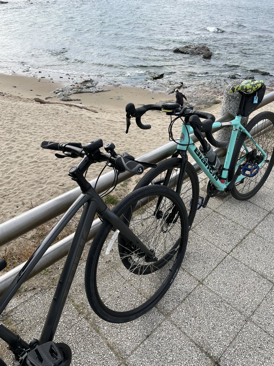 Chorry523's tweet photo. 23年ラストかな。
急に仕事納められたので息子とチタイチ‼︎
砂はいいけど濡れないでね‼︎ https://t.co/th8lswJJEn