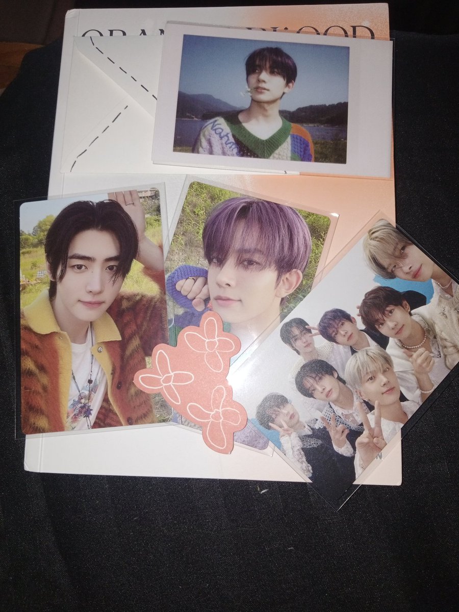ikeusimla's tweet photo. thank you sm @pjshauI for packing this safely !! btw I got heehoon set !! 😍 #cnc_proofs https://t.co/c63D8Xxoo1
