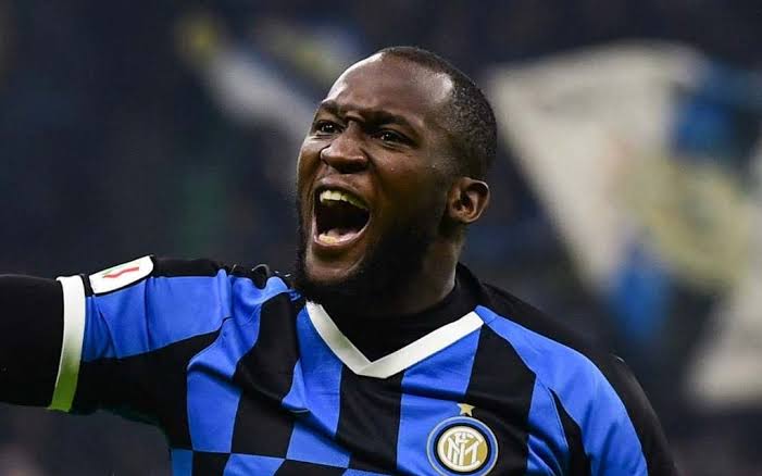 Info_SerieA's tweet photo. BERITA GEGER: GROWTH DECREE AKAN DIHAPUS

"Apaan sih min growth decree?"

Jadi gini tot. Intinya di Italia sono ada peraturan kalo entitas lu memperkerjakan orang asing, lu bisa dapet keringanan pajak hingga 50% buat bayar gaji tu orang asing.

"Tujuannya apa sih min?"

Awal mulanya, pemerintah italia bikin ni peraturan untuk menarik orang asing berkarir di Italia, dengan harapan adanya transfer ilmu ke warga lokal (mulia sekali ya gaes ya).

"Lah terus kenapa dihapus?"

Katanya sih pemerintah mau membuat local pride berjaya. Lalu ada kesenjangan antara warga lokal dan pekerja asing. Tapi alasan yang gue yakini, apalagi sih kalo bukan pemerintahnya butuh duit? Naikin pemasukan pajak, kan dananya bisa buat bikin ibu kota baru dan kereta cepat ya gak?

"Efeknya ke liga yang mau punah ini apa min?"

Sebelumnya, tiap klub bisa dapet benefit pajak sebesar +- 120 jt euro (tergantung jumlah pemain asingnya yes tetep). Nah lu bayangin ke depannya itu ga ada? Lu bayangin ini liga udah miskin, terus sekarang kalo mau ambil pemaen/ pelatih asing yang basic gajinya dah gede, dikenain tax rate yg gede? Klub lu yang utangnya udah pada numpuk itu sanggup ga?

"Terus min?"

Gini deh. Lu ga bisa sign pemain punya nama, terus apa yg mau dipasarin? Siapa yg mau nonton? Positifnya, klub2 ga bisa asal ambil bule bule canggu, lalu pemain muda Italia dapet banyak kesempatan.

"Duh min, makin local pride nih kita?"

Yaiya, local pride banget (tapi ga makan indomi yes). Pemain asing akan tetep ada, namun paling yaa yg gajinya segitu2 ajah. Nanti akan lebih banyak warga lokal di klub2 serie a. Bakal banyak lahir Giaccherini, Ranocchia & Simone Zaza baru.

"Efeknya dimulai kapan min?"

Jika tidak ada perubahan, peraturan ini start January 2024. Efeknya tidak retrospektif (ke belakang), jadi kontrak2 yang sudah ada masih dapat benefit pajak ini. Ini akan berlaku ke kontrak yang di-sign di 2024. Sejauh yg ane baca sih gitu yes.

"Udah min?"

Udah. Pak haji siap? Zidan siap? Bismillahirrahmanirrahim.