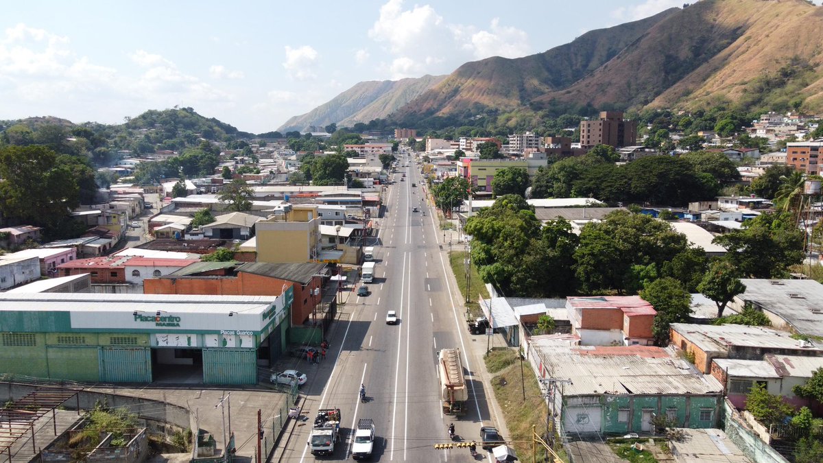 josemvasquez's tweet photo. ¡Seguimos trabajando en la vialidad en San Juan de los Morros! 🛣️ Hemos hecho la rehabilitacion integral de más de 3.5 kilómetros de vialidad en la troncal 02 en el tramo que comprende la entrada de la ciudad hasta llegar la Av. Acosta Carles y hacia el hermano estado Aragua. https://t.co/NpucxThL65