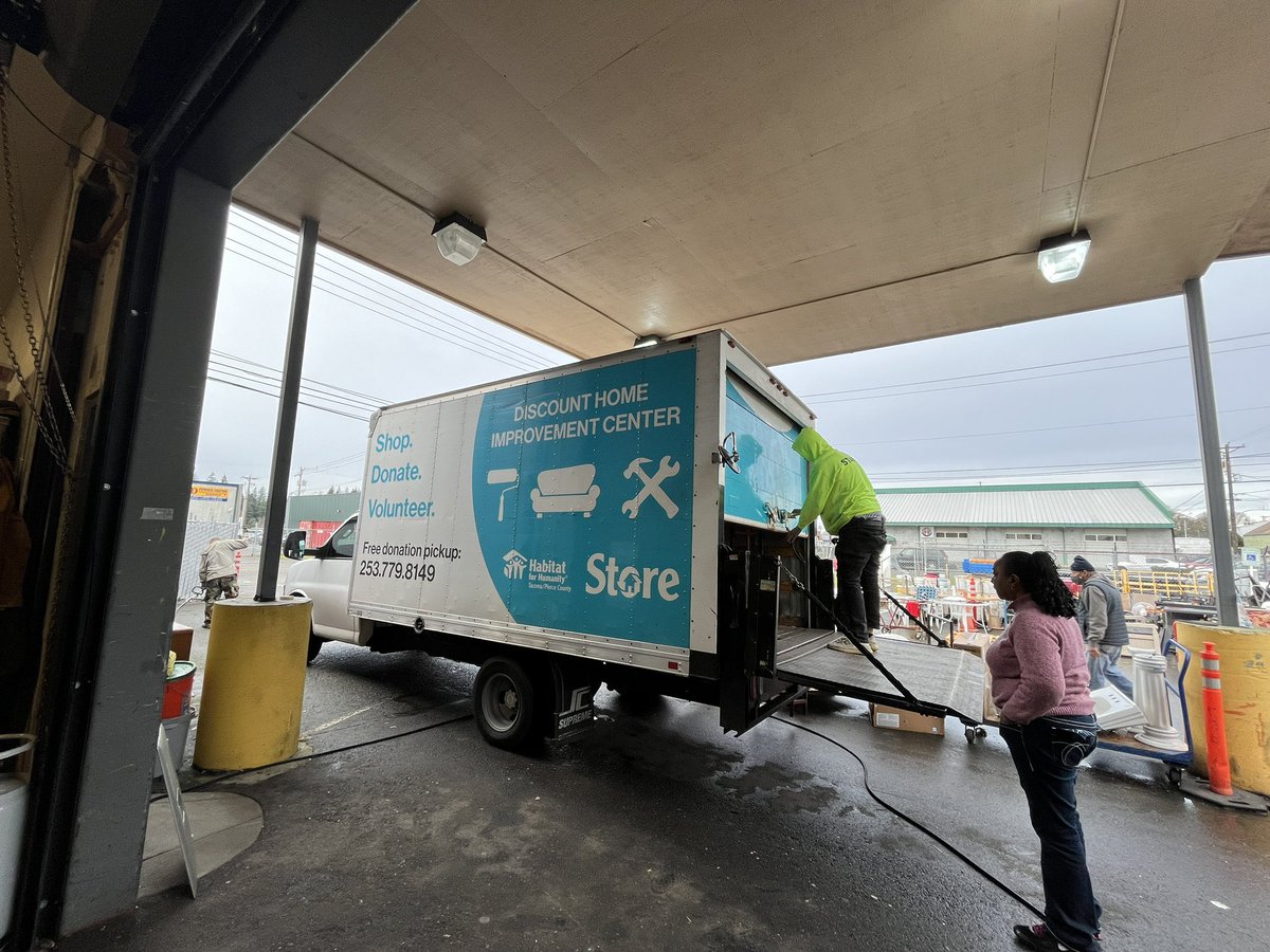 DeedeeKIRO7's tweet photo. Someone stole Tacoma Habitat for Humanity’s box truck!!! Happened Christmas Eve.

- So new to them no decals were on it yet
- 2017 Ford 650 
- Plate: D47708C
- Truck is used daily to pick up donations for the stores, to help build homes for people 😔

Call TPD with info! 🙏🏼 https://t.co/SnNXRwI9CY