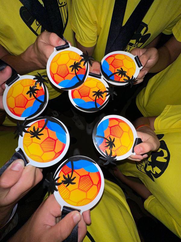 BeachValen55027's tweet photo. 🏝️En Valencia Beach 🏆 Medallas para todos los participantes 🧒👧
#valenciabeach #elplanter #tournament #soccer #torneojunio #torneomediterraneo https://t.co/PU9aC83xP7