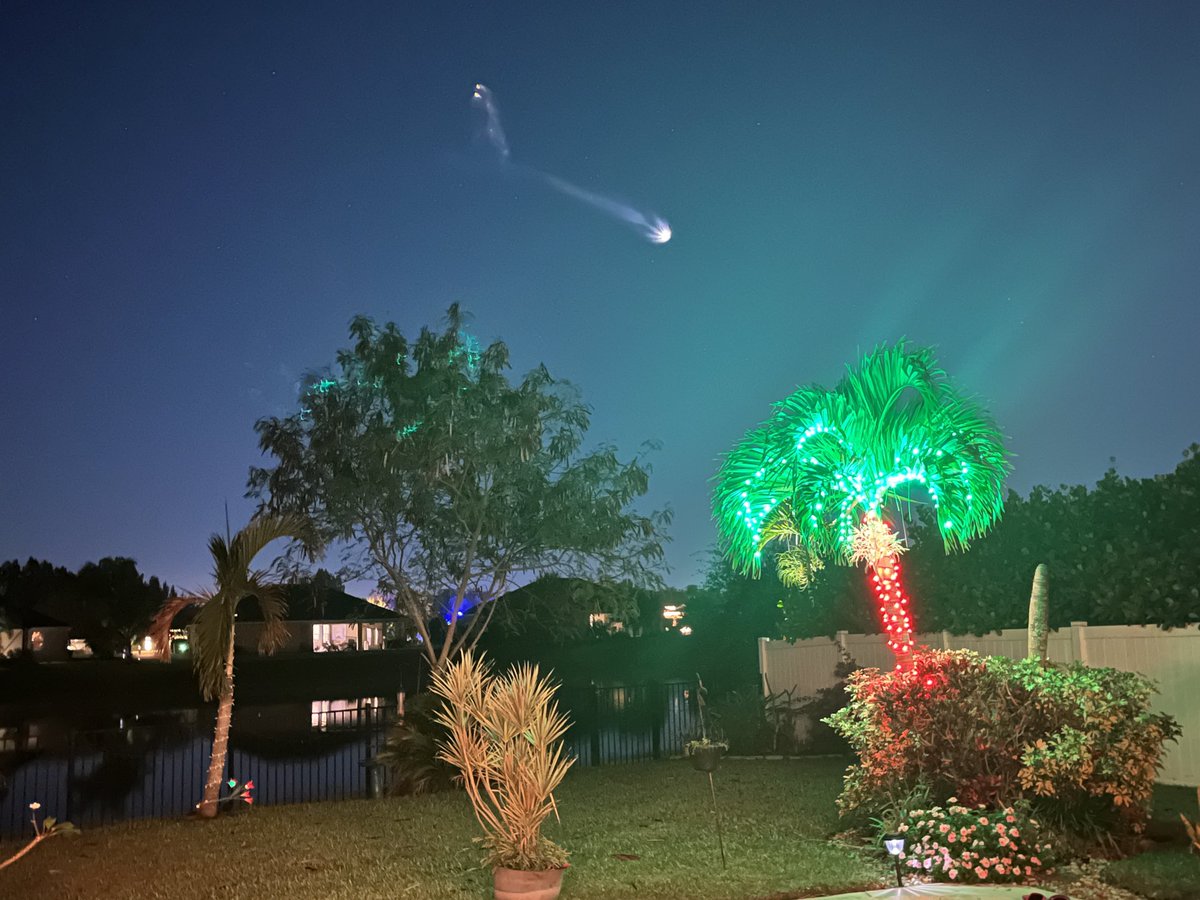 Beautiful ⁦<a href="/SpaceX/">SpaceX</a>⁩ #FalconHeavy launch tonight. We got to see the boosters separate while watching from Vero Beach.