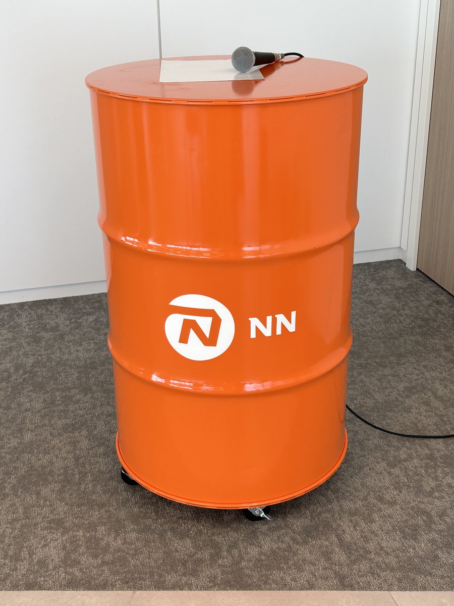NN_Life_Japan's tweet photo. アップサイクルを推奨するNNグループに倣い、ドラム缶を再利用した #エヌエヌ生命 のロゴ入り演台が完成しました!
「#家業イノベーション・ラボ」のメンバーである、河西さんと百瀬さんに、板金・塗装で共作いただきました。
一度役目を終えたドラム缶が、新たな役割で活躍しています!
#NNSC https://t.co/oAMFHjJ5F5