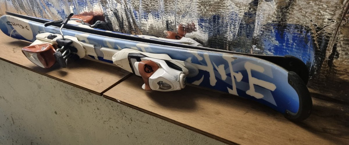 sainedecrime's tweet photo. L objet du crime #Snowblade #Patinette https://t.co/qHtmqqtFxy